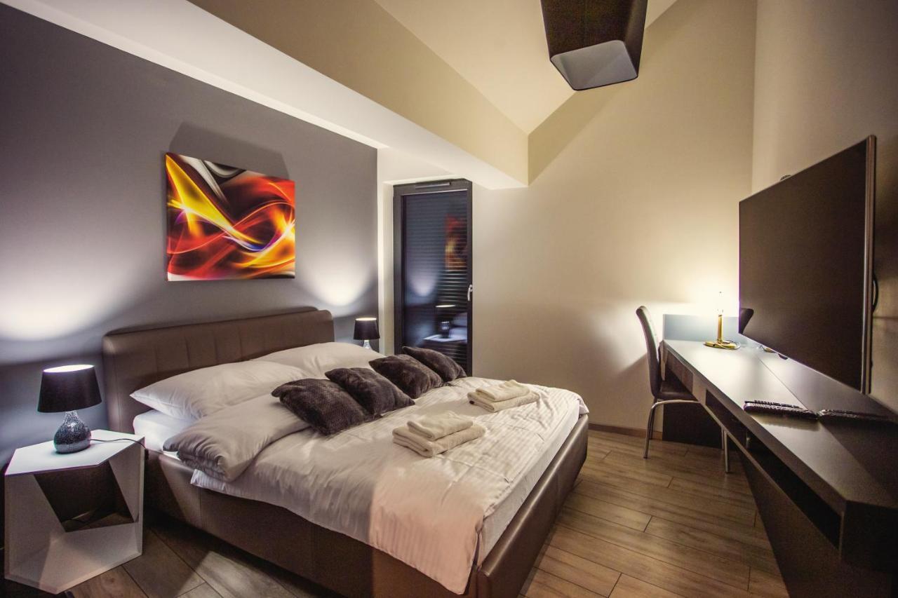 Apartament Lux อุสทรอน ภายนอก รูปภาพ